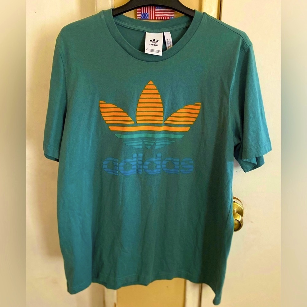 - Like New! Mens Adidas Tee sz Large
